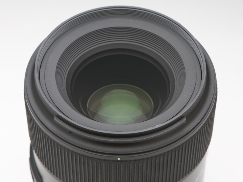 レンズ構成は8群10枚。そのなかには2枚のガラスモールド非球面レンズ、1枚の異常低分散レンズが含まれる。フィルター径は67mm