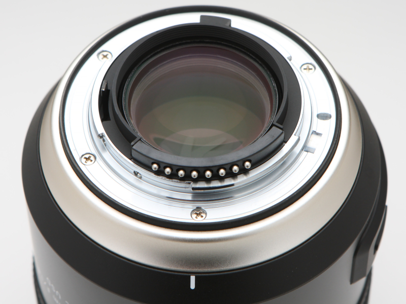 後玉は思いのほか大きい。ブランドリングとマウント面の間には防塵防滴用のラバーを備える