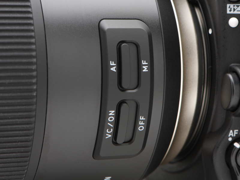AF/MF切り換えと手ブレ補正ON/OFFの2つあるスイッチは大きく操作感も良好。手袋をしたままでも比較的楽に操作できる