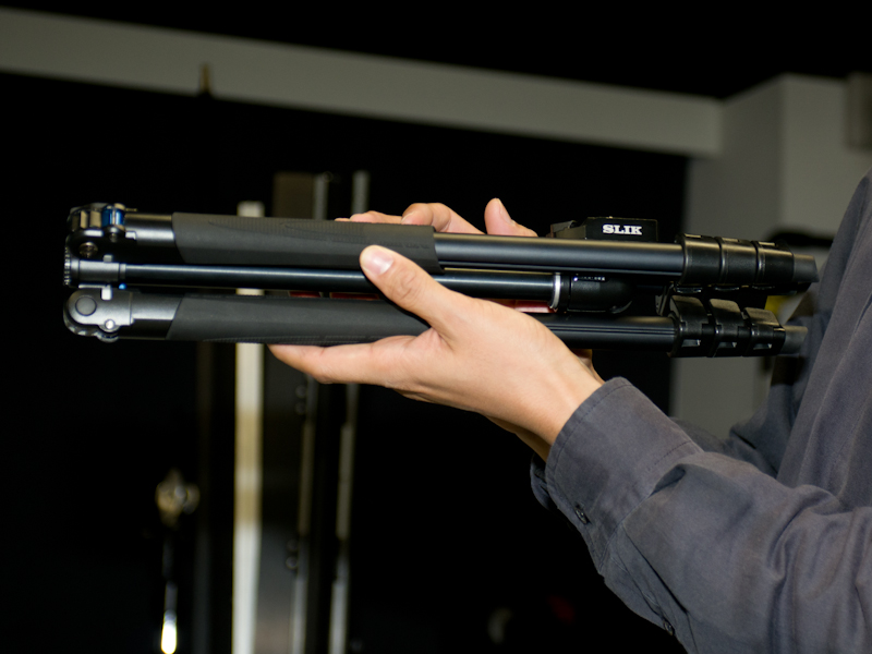 折り畳んだときに足の間から雲台が出るように調整している