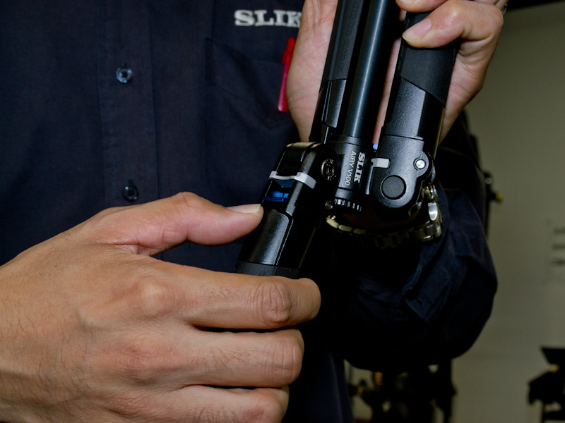 ハライチロック。ロックレバーを押し下げて脚の根本をフリーにしておき、先端部を持って角度を変更できる。他のロック方式と比べて開脚時の負担が低い