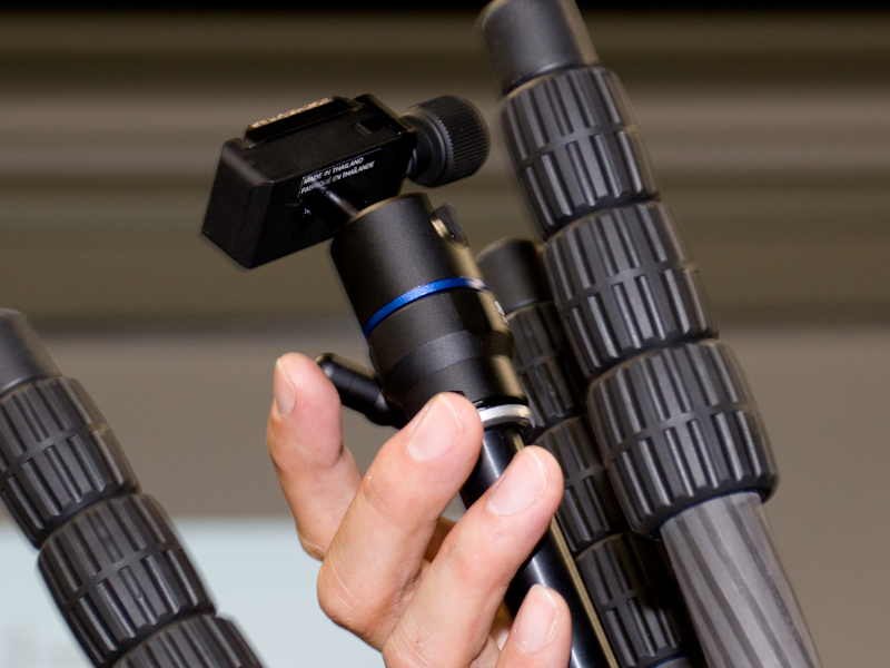 収納時にナット部分がきっちり収まるよう、雲台部分に凹みが設けられている