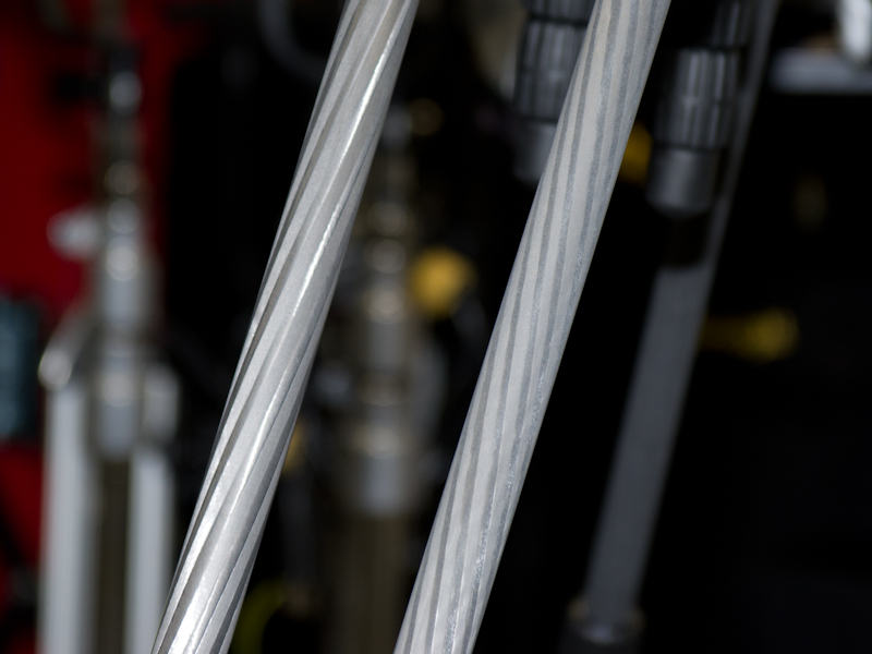 ライトカーボン（左）とエアリー（右）のパイプには、それぞれ製法の異なるカーボンパイプを採用している。エアリーのパイプの方が高価だが、防振性に優れるという