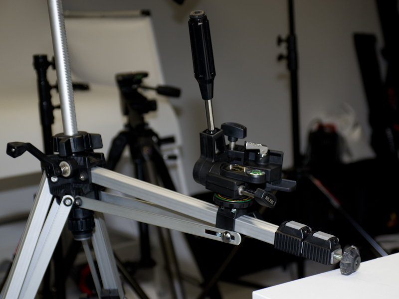 脚に取り付けた雲台を段差のあるところで使っているところ