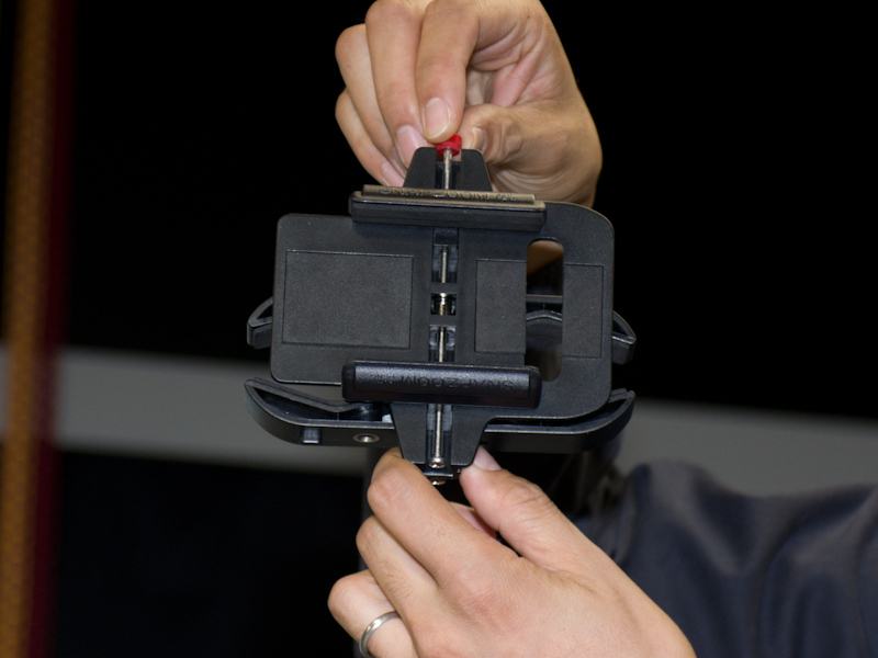 単眼鏡や双眼鏡をスマートフォンのテレコンバージョンレンズとして利用するためのホルダー「SNAPZOOM」