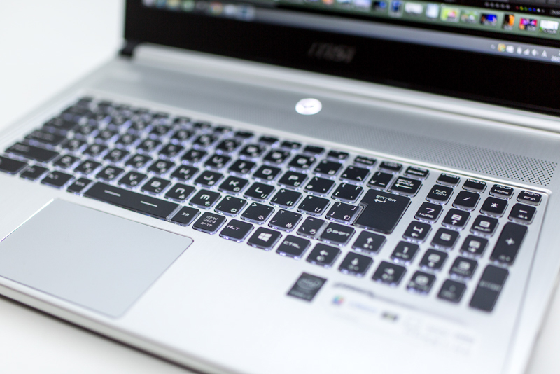 15.6インチモデルなのでキーピッチは広く、テンキーも付いています。バックライト付きのため暗い所でも操作可能。