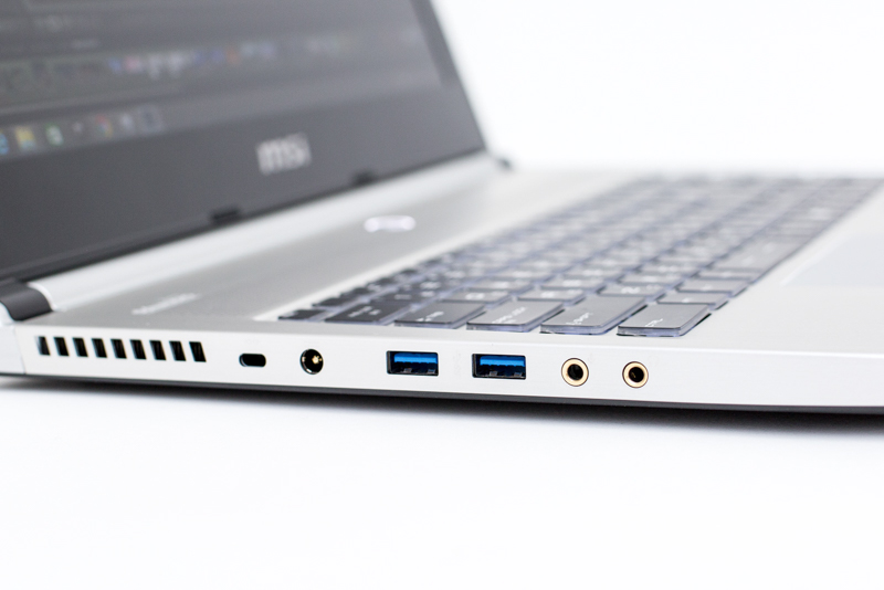 左からケンジントンロック、電源ポート、USB3.0×２、マイク、ヘッドホン。