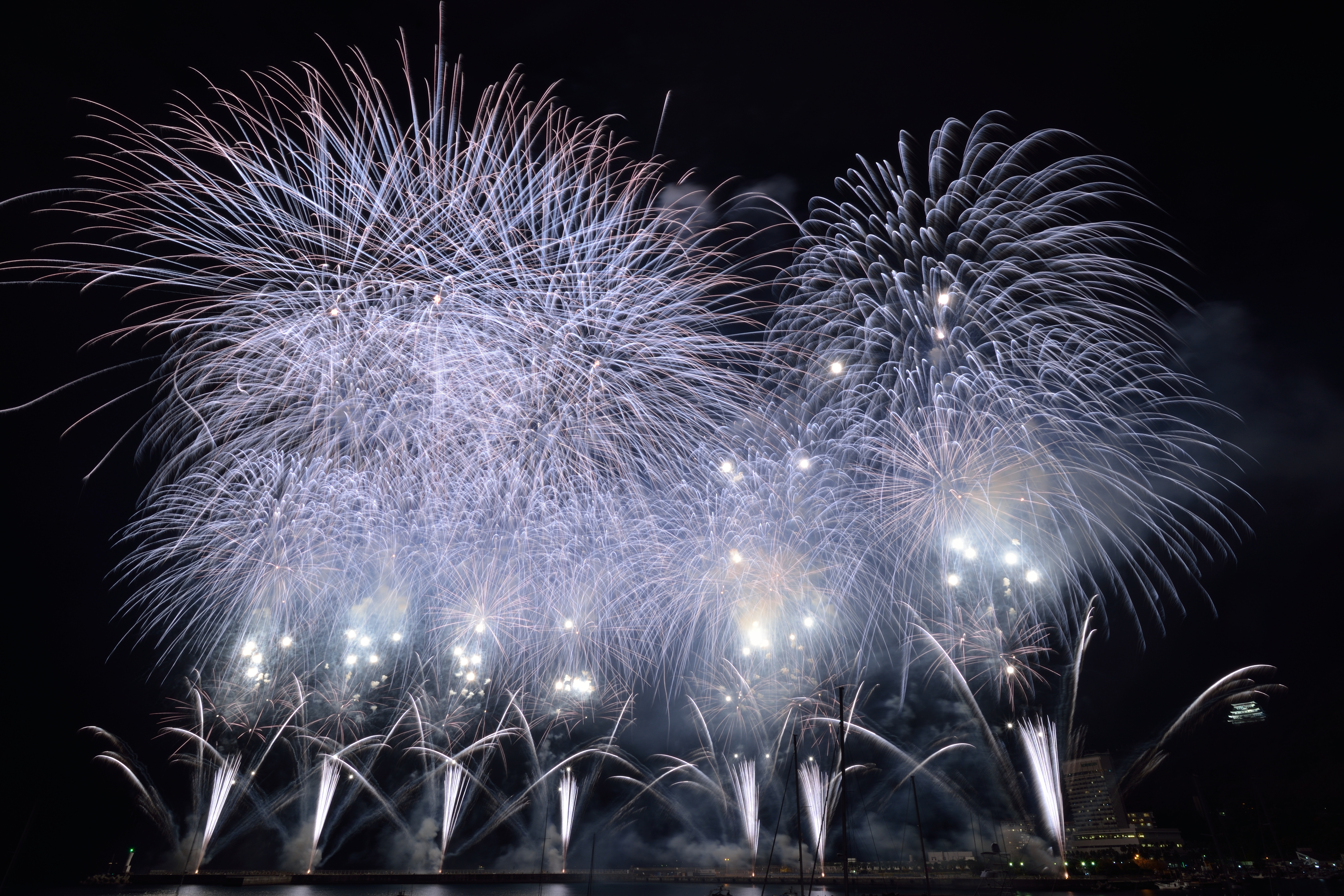 銀冠菊花火と花雷。どちらも明るい花火だ。特に花雷は明るすぎて露出オーバーになり白い点々になってしまう。熱海ではエンディングでこの組み合わせで打ち上がる。（2015年12月6日：静岡県熱海海上花火大会）<br><span class="fnt-85">D600・AF-S NIKKOR 18-35mm F3.5-4.5G ED・マニュアル露出・ISO100・F19・35.5秒・3,030K・ND4フィルター</span>
