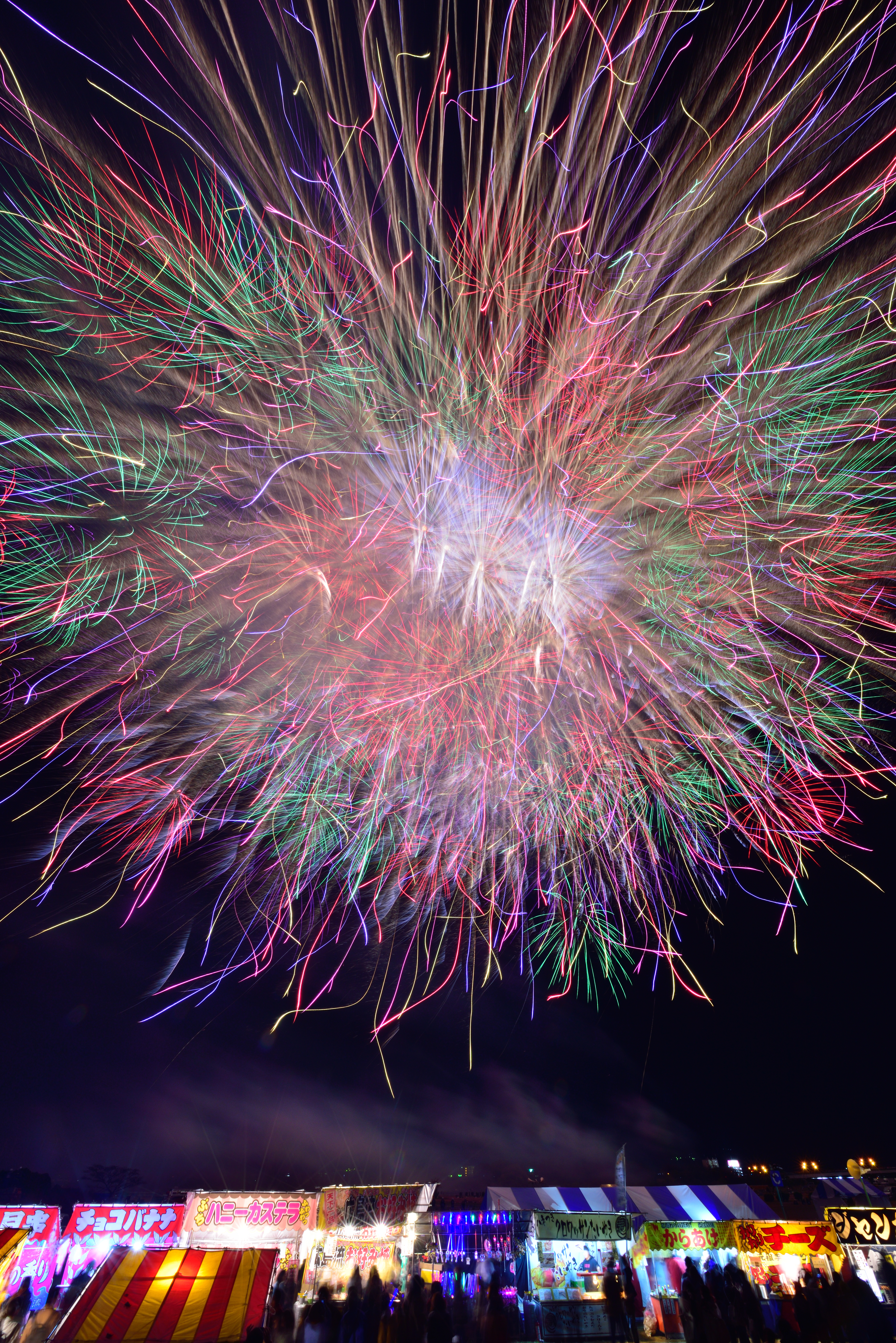 彩色千輪菊花火と菊先方向変化花火のスターマインだ。至近距離で明るい花火のためにF20に設定した。（2015年11月23日：長野県えびす講煙火大会）<br><span class="fnt-85">D810・AF-S NIKKOR 14-24mm f/2.8G ED・マニュアル露出・ISO64・F20・12.4秒</span>