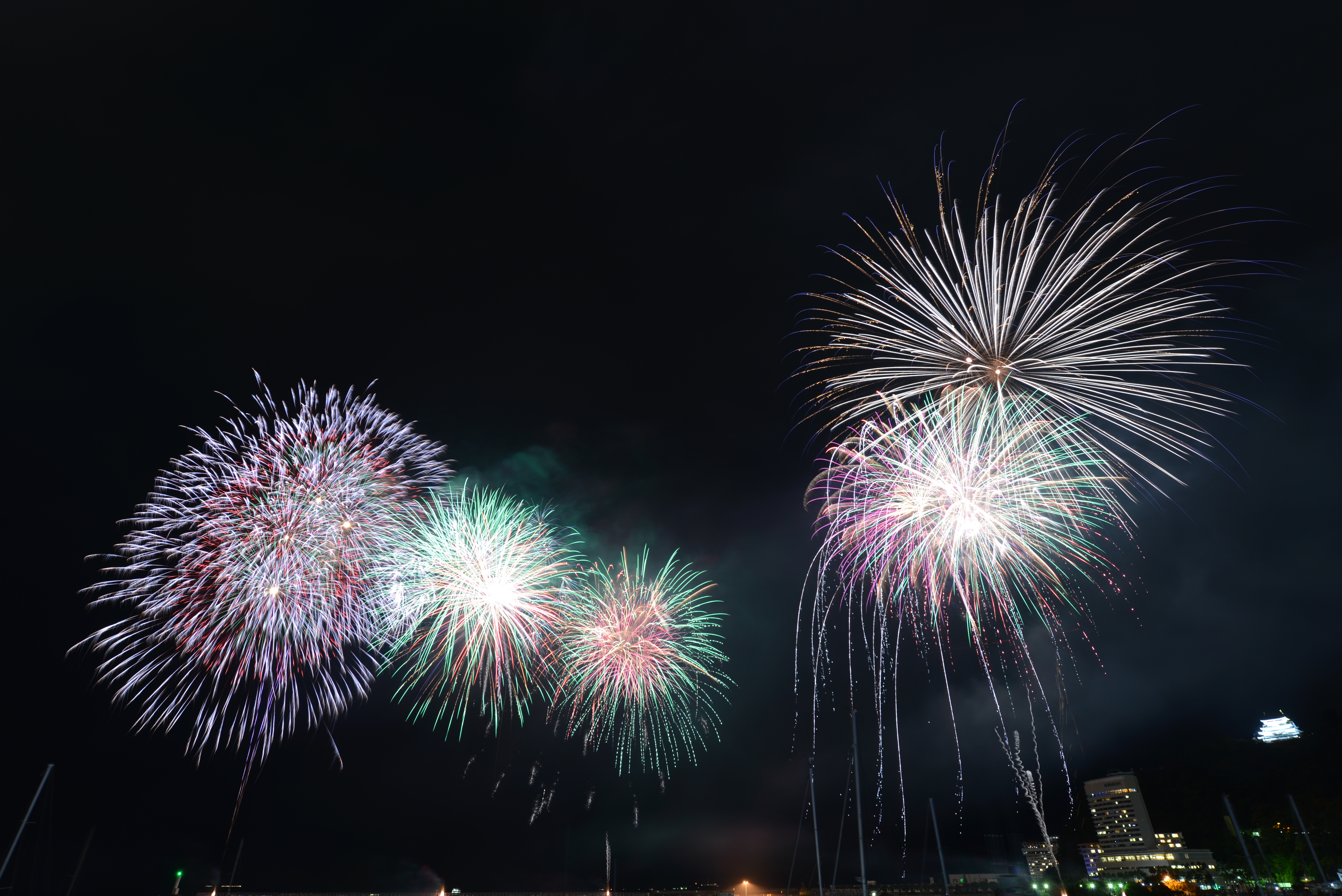 D810で撮った写真と露出を合わせるのに苦労した。全く同じ露出にはならなかったがかなり似た露出で撮れている。右側の花火の線が重なっている部分を拡大した写真を見てみると露出オーバーになってしまい花火の線の境界が分り難くなってしまっている。<br><span class="fnt-85">D600・AF-S NIKKOR 18-35mm F3.5-4.5G ED・マニュアル露出・ISO100・F8・94秒・ND4フィルター</span>