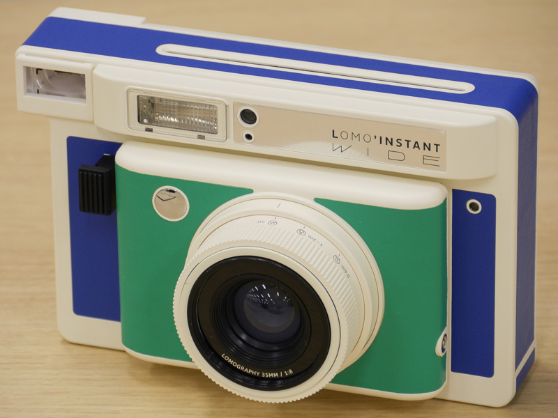 こちらは限定で予約受付中の「Lomo'Instant Wide Portobello Road」（税別2万9,444円、コンボパッケージ）。ポップな色使いが可愛いですね！