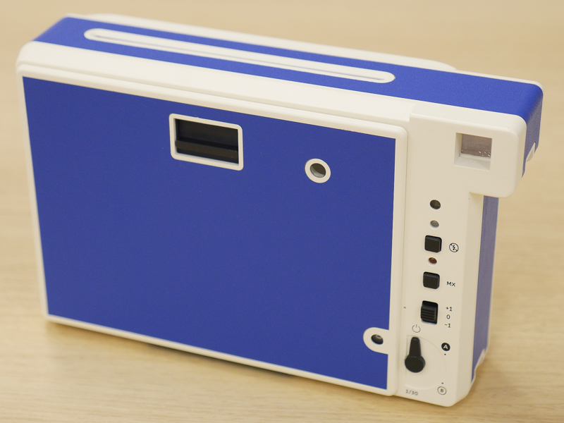 こちらは限定で予約受付中の「Lomo'Instant Wide Portobello Road」（税別2万9,444円、コンボパッケージ）。ポップな色使いが可愛いですね！