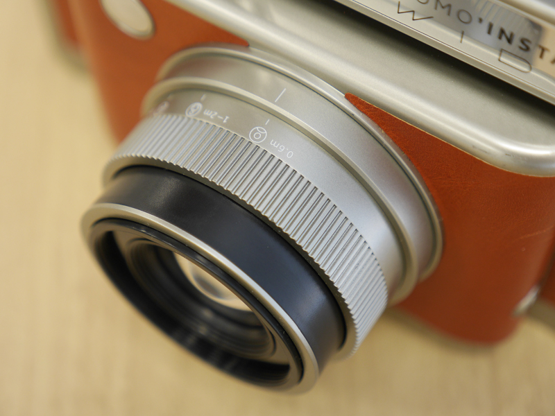 フォーカスはピントリングを回して合わせます