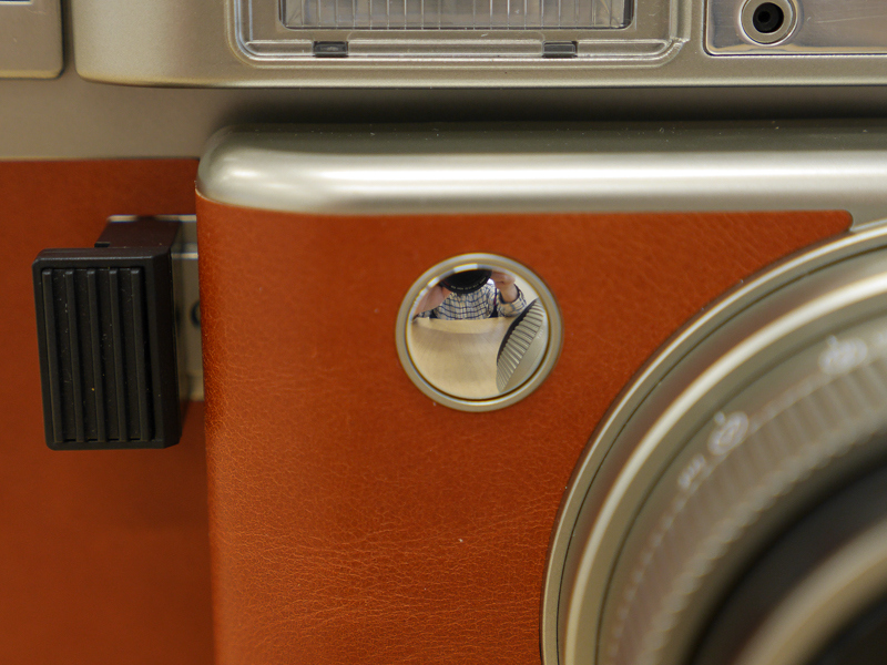 自分撮り用のミラー付き。ちなみに、その隣の黒い部分がシャッターボタンです