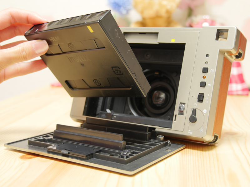 フィルムは裏蓋を開けてセットします