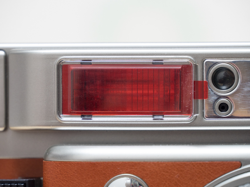 カラーフィルターはストロボ部分に差し込むだけでセットできます