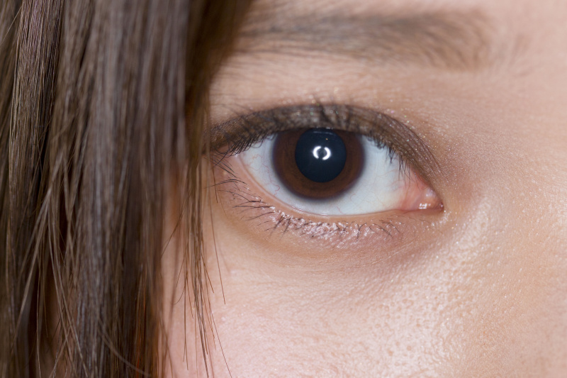 このように真ん中をくり抜いたような円形のキャッチライトが入ります。