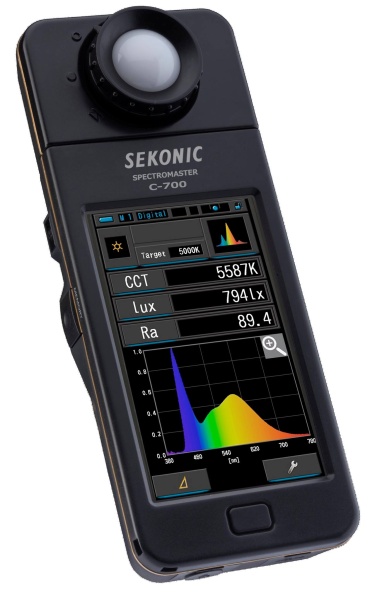 SEKONIC社の「スペクトロマスターC-700」。色温度だけでなく、どれだけ正確に色再現ができているかを示す演色性も測定できる、ある意味究極のカラーメーターです。
