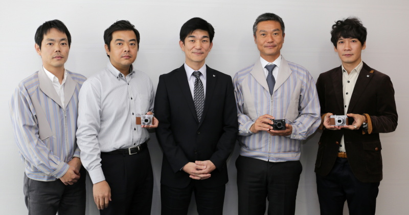 話を聞いたキヤノンのメンバー5名（以下、写真左から）<br class="">・本体メカ設計を担当した岩崎貴文氏（イメージコミュニケーション事業本部 ICP第三開発センター 主任研究員）<br class="">・開発チーフの小林太氏（イメージコミュニケーション事業本部 ICP第三開発センター 主幹研究員）<br class="">・商品企画の松本正史氏（イメージコミュニケーション事業本部 ICP第三事業部 専任主任）<br class="">・開発サブチーフでファームウェア周りを担当した小川康行氏（イメージコミュニケーション事業本部 ICP第三開発センター 室長）<br class="">・外装デザインを担当した高谷慶太氏（総合デザインセンター）※本稿での“高”は代用文字