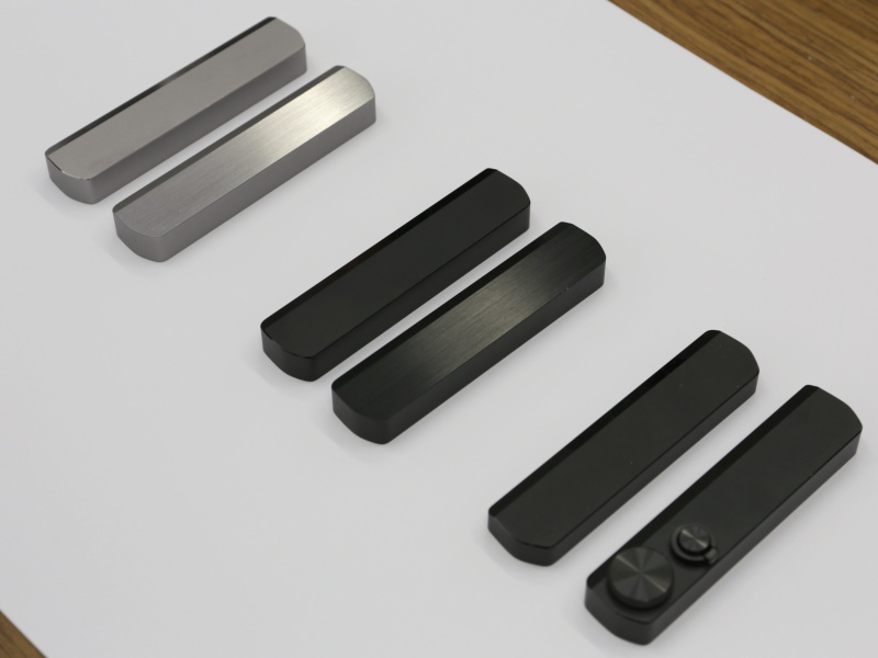 検討用のサンプル。表面仕上げや周囲のダイヤカットで表情が変わる