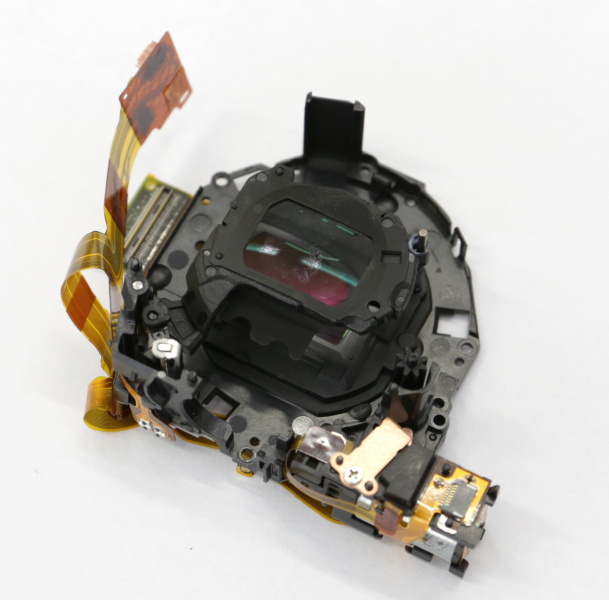 フォーカスレンズの下が切り欠かれている