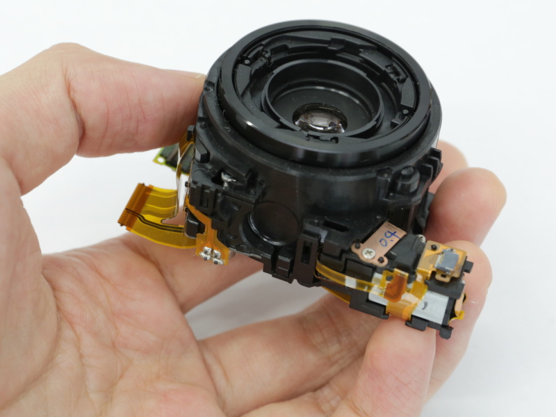 手前の丸い窪みが三脚穴のスペース。苦労が伺える