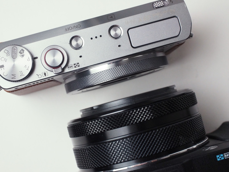 PowerShot G1 X Mark II（下）と比較。小柄なG9 Xらしい細かな加工になっている