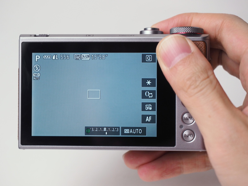液晶モニターは、使いやすさのため左にオフセット。太いほうの額縁内に液晶の回路が入っている