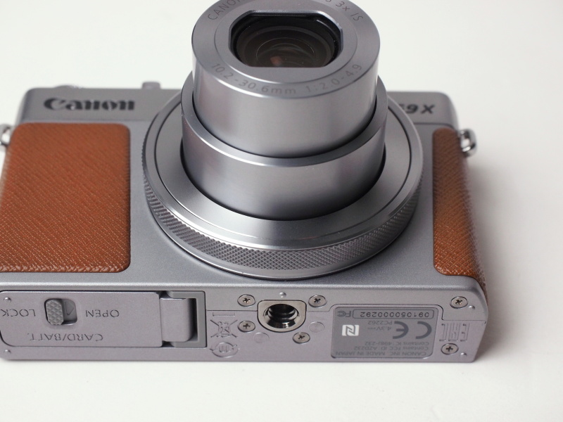 レンズと三脚穴の位置関係