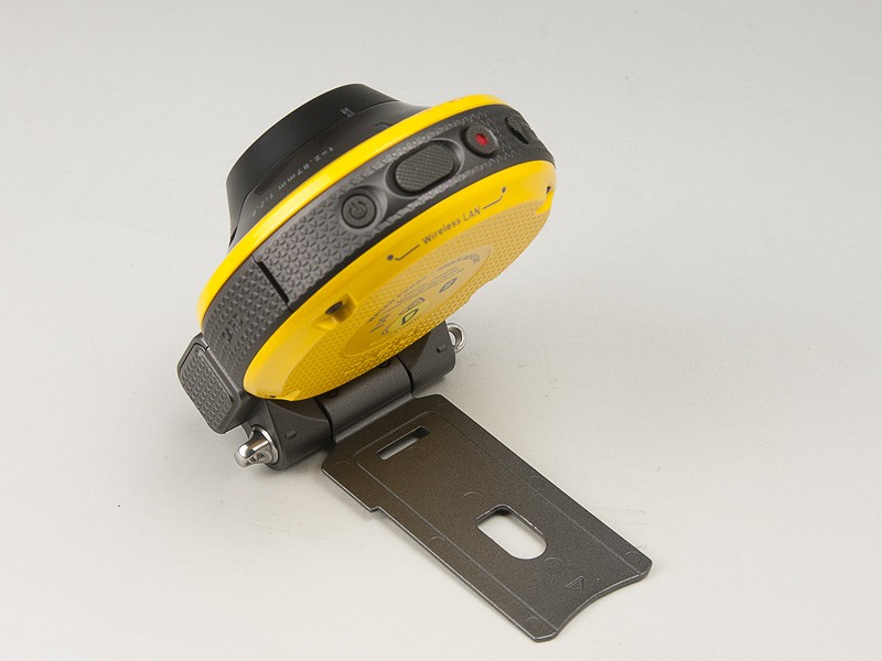 ヒンジユニット。この薄いプレートをコントローラーに差し込む