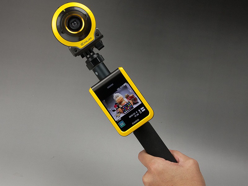 オプションの専用一脚。このまま伸ばすと1m以上になり、自撮り以外にも狭いところに手を伸ばす、といった使い方もできる