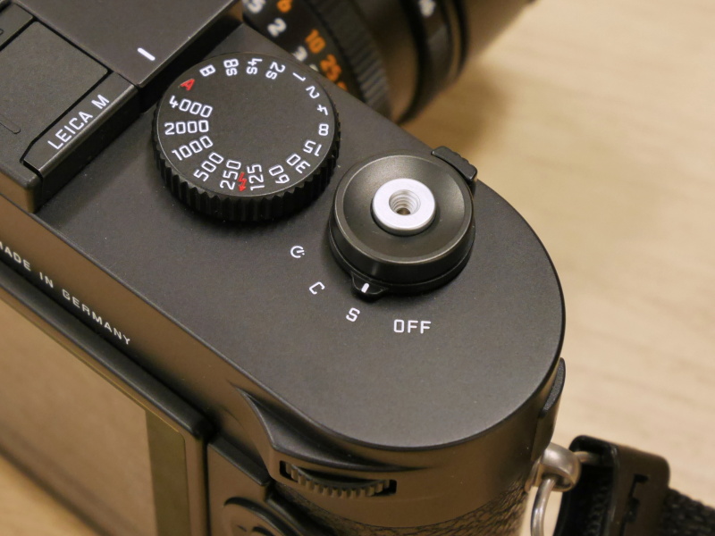 シャッターボタンわきの「M」（MOVIE）ボタンを省略