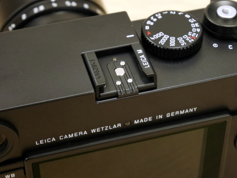 ホットシュー下のEVF端子もない