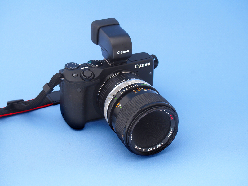 EOS M3にMACRO FD 50mm F3.5を装着したところ。画角はライカ判換算80mm相当になる。しかしこのままではシャッターが切れず、メニューから「カスタムファンクションIII」に入り「レンズなしレリーズ」の項目を「する」に切り替える必要がある。しかしその他の基本的操作はしやすく、EOS M3はイマドキのミラーレスカメラとしてよくできている