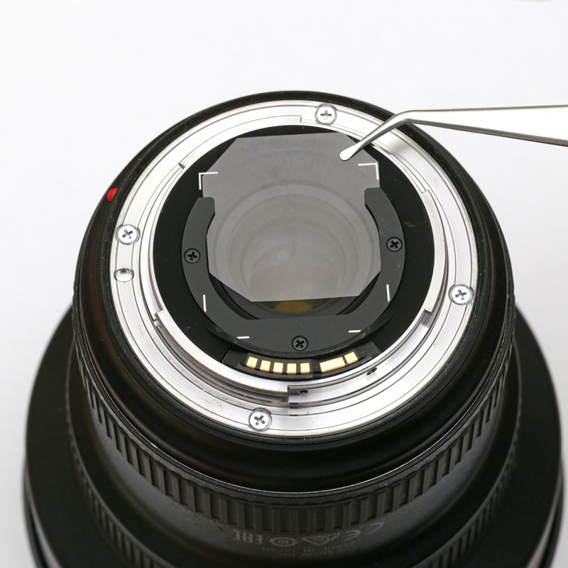 フィルターポケットのサイズに合わせてシート状のソフトフィルターをカットする。後玉にキズを付けないように注意しながら装着しよう。