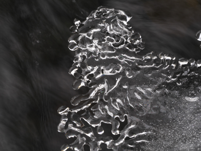 <strong class="">【PLフィルター未使用】</strong>PLフィルターを回転させると、プリズムは赤から青に色が変化することが多い。そのため、少しずつ回転させながらシャッターを切っておきたい。撮影後に気に入った1枚をチョイスすれば良いのだ。また、高さやピントの位置を変えるだけで色付く場所も変化するので注意する