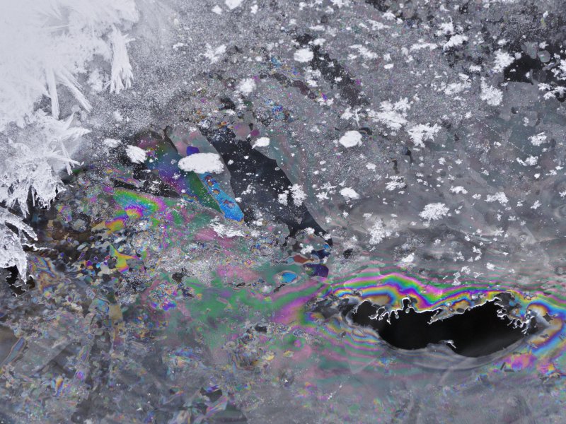 <strong class="">【撮影現場】</strong>PLフィルターを使用しないと、7色のプリズムが見えない。撮影した氷の全体を見ると、プリズムが現れている部分はほんの一部だということが分かる