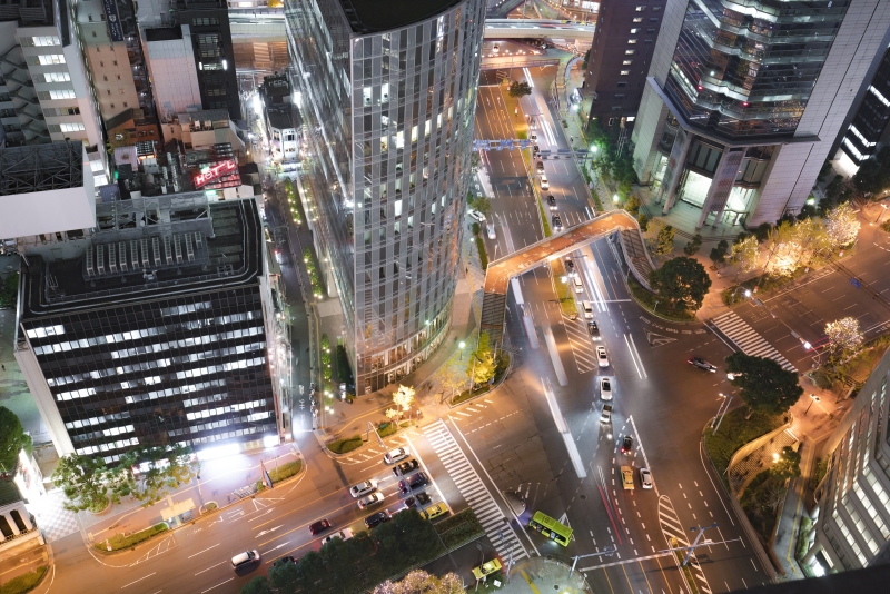 <strong class="">【1秒】</strong>シャッター速度が速すぎると光跡が短くなり、遅すぎると白飛びしてしまうため、最適なシャッター速度を得る必要がある。マニュアル露出でシャッター速度を8秒、絞りをF8、ISO 800に設定して撮影し、あとはイメージに合わせてシャッター速度を決め、絞りとISO感度で露出を調整する