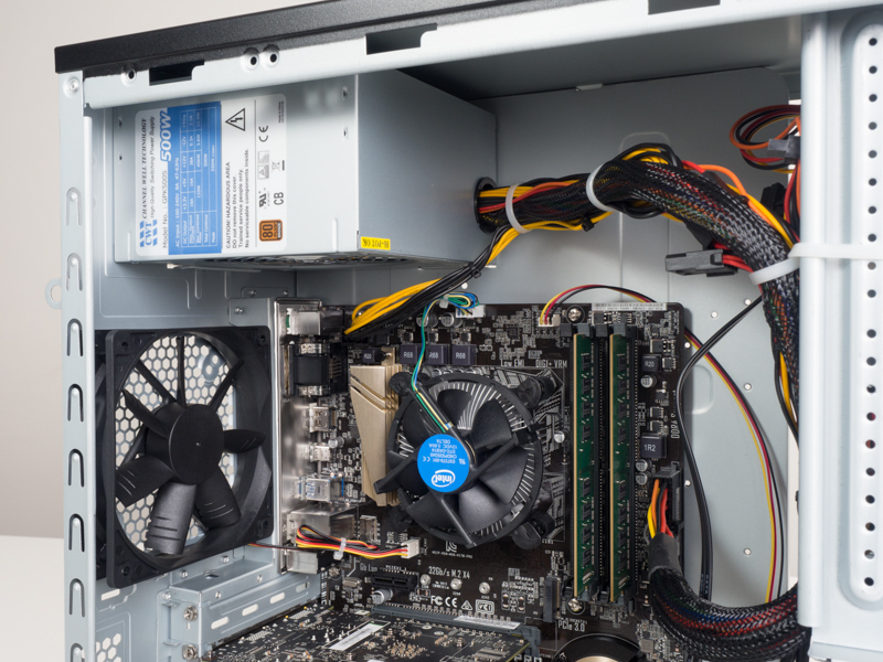 マザーボードに搭載されたCPU Core i7-6700には大きなクーラーが。ケース背面には排気用のファンを設置している。電源はマスターズPCと同じ550W（定格500W）モデルを選択した。