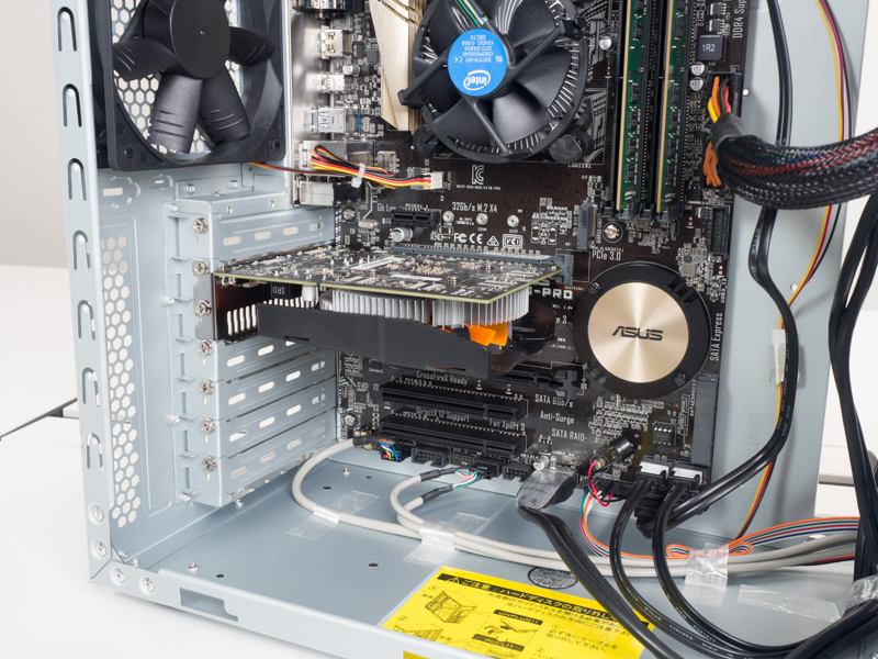 マザーボードのPCI Express 3.0にはグラフィックスカードGeForce GTX 750Tiを装着。取り付けには2スロット分を使用。