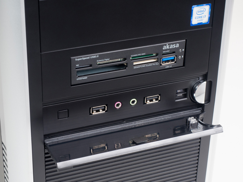 PC前面にはケースに搭載されたオーディオ入出力ジャックとUSB2.0ポートx2。ドライブベイにはUSB3.0ポートx1とデジタルカメラで使用する主要メモリーカードに対応したUSB3.0カードリーダーが組み込まれている。