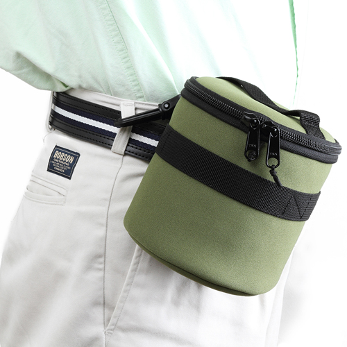 ズボンのベルト穴にフックを掛け、ベルトで本体を固定すれば、より安全に利用できる