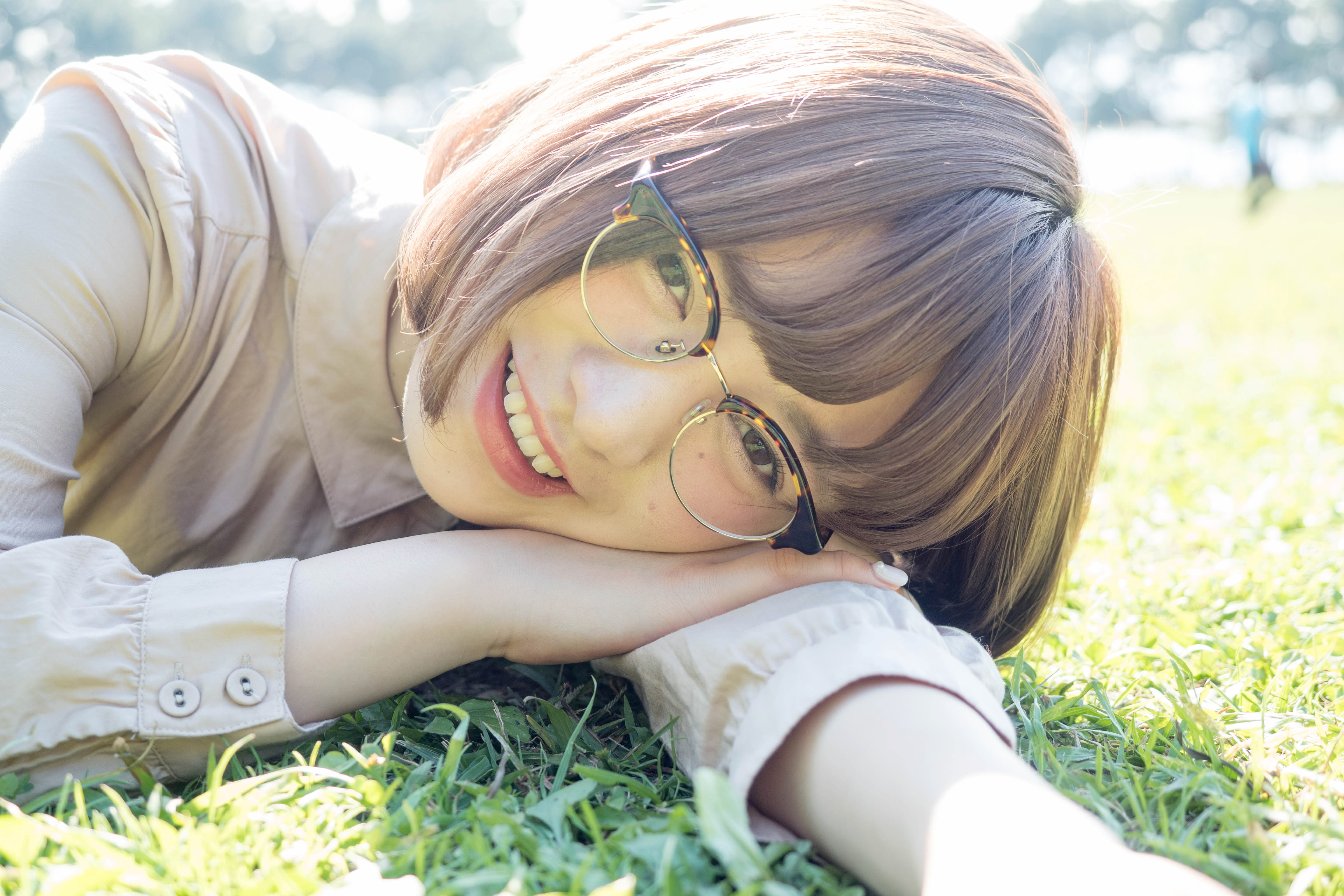 バリアングルモニターとタッチAFシャッターを使って撮影。撮影者の視線がモデルに向かないため、これだけ近い距離での撮影でも緊張感を与えず自然な表情を引き出せた。モデルからは「今撮ってたんですか!?」と驚きの声が。<br><span class="fnt-85">オリンパスOM-D E-M5 MarkII / M.ZUIKO DIGITAL ED12-40mm F2.8 PRO / 28mm（56mm相当） / 絞り優先（F2.8、1/250秒、+1.3EV）/ISO200</span>