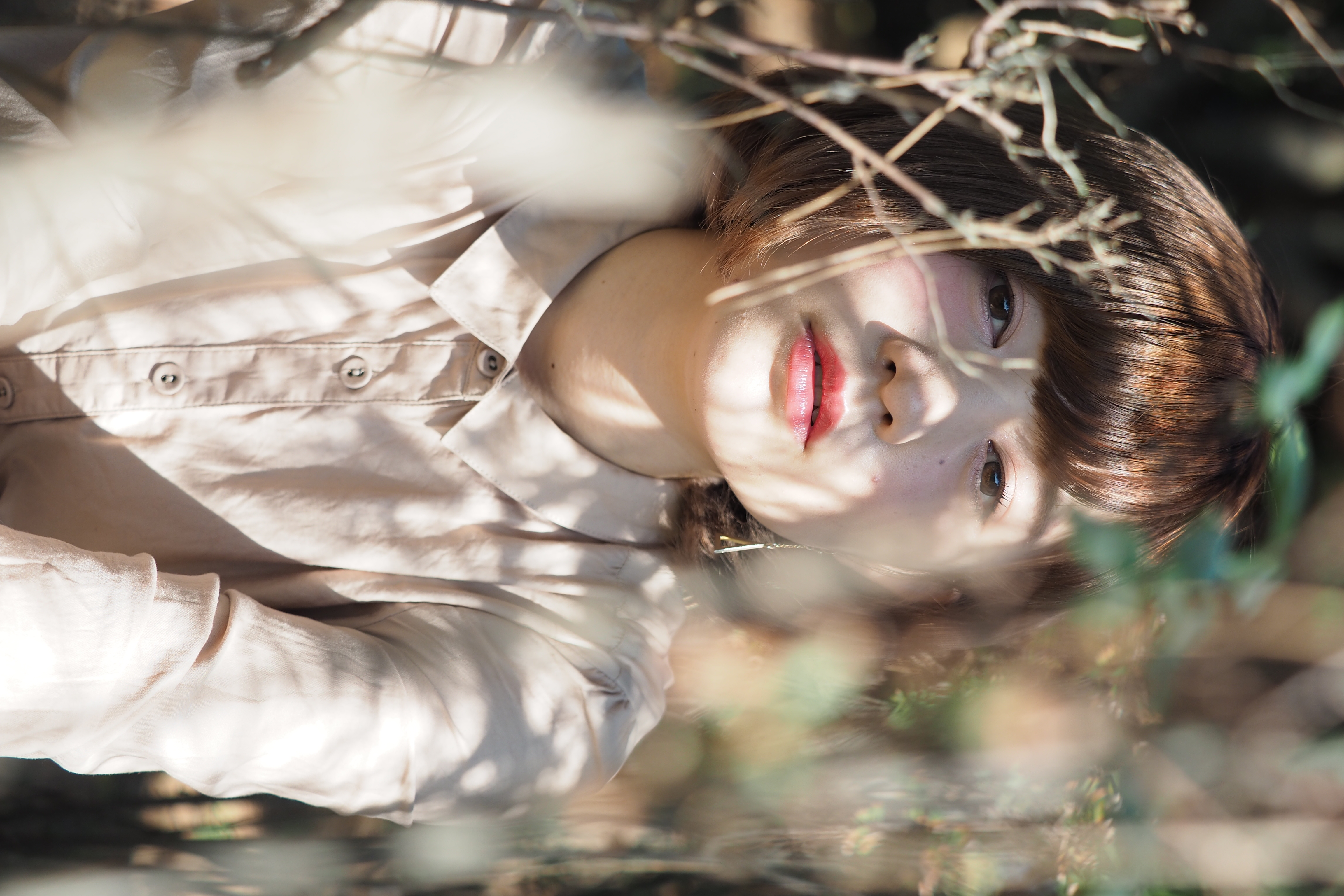 モデルの前に障害物がある茂みの中でも、瞳優先AFモードを使って瞬時にピントを合わせた。精度もバッチリ。ポートレートでは前ボケを多用するので、瞳優先AFモードはとても便利だ。<br><span class="fnt-85">オリンパスOM-D E-M5 Mark II / M.ZUIKO DIGITAL ED 40-150mm F2.8 PRO / 50mm（100mm相当） / 絞り優先（F2.8、1/640秒、+3EV） / ISO200</span>