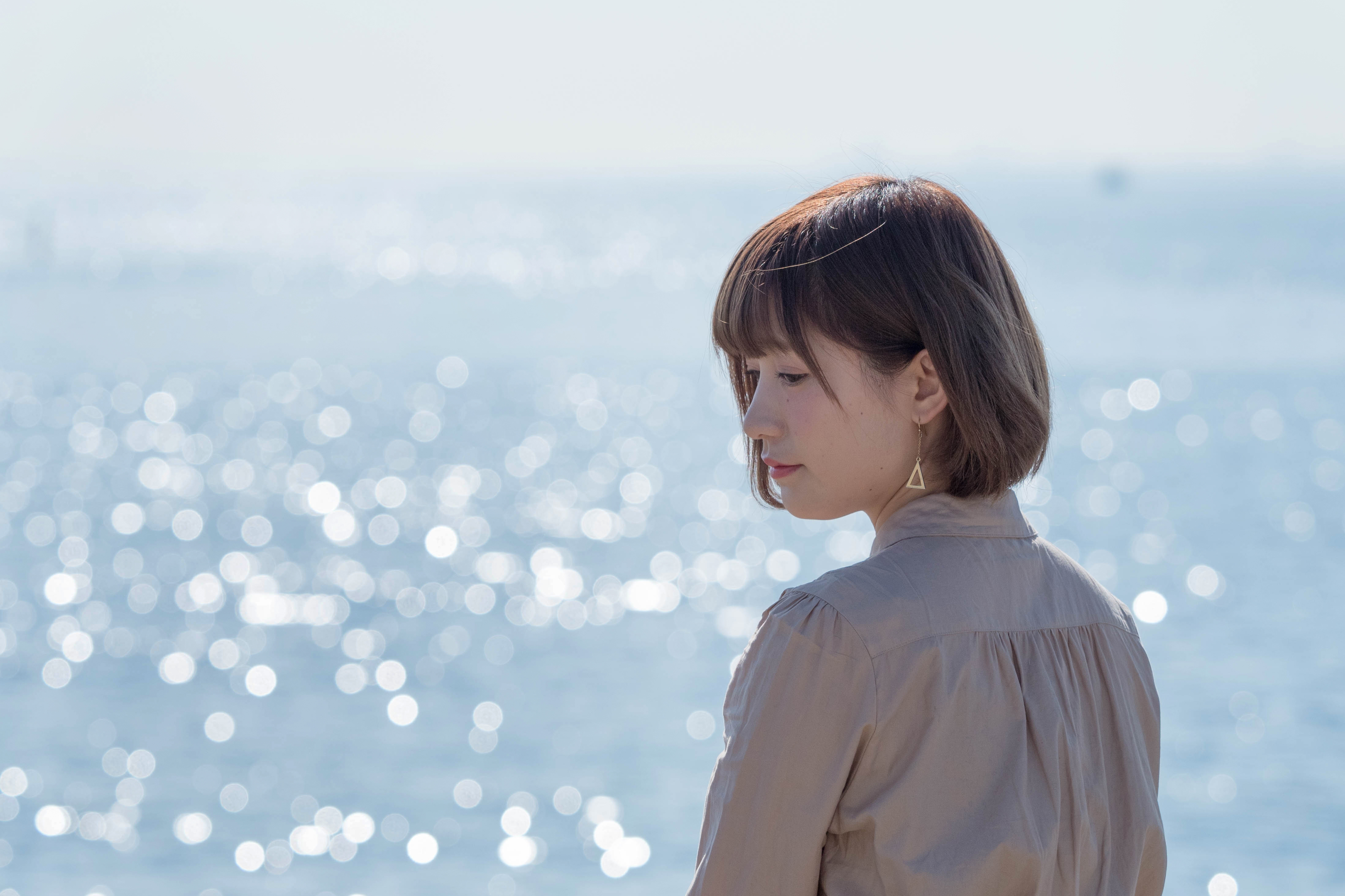 190mm相当の望遠域を使って、美しく光り輝く水面とモデルをシンプルな構図で撮影した。玉ボケの美しさも際立っている。望遠域での撮影でも被写体の浮き上がるような立体感が素晴らしい。<br><span class="fnt-85">オリンパス OM-D E-M5 Mark II / M.ZUIKO DIGITAL ED 40-150mm F2.8 PRO / 95mm（190mm相当） / 絞り優先AE（F3.5、1/5,000秒、-0.3EV） / ISO 200</span>