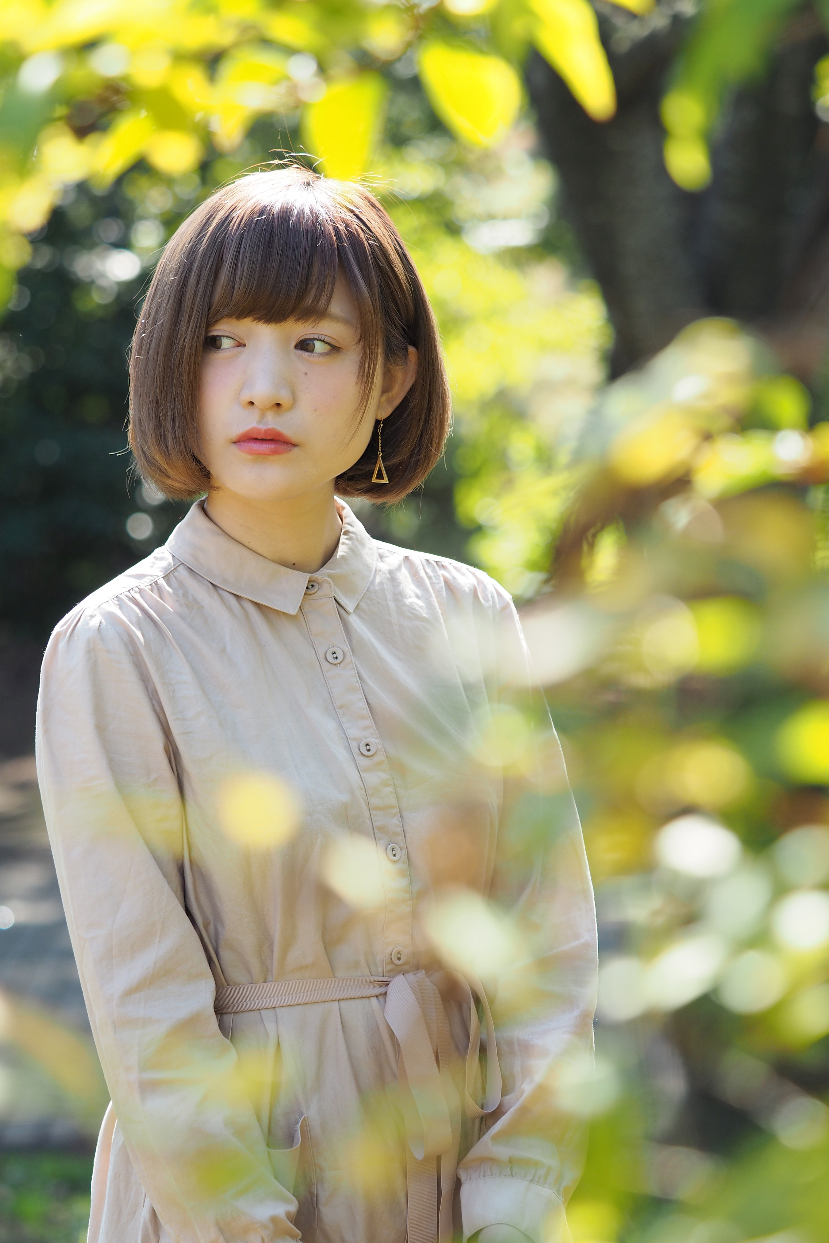 134mm相当の望遠域で撮影することにより、背景にも適度なボケ処理が行え、前ボケを入れることもできた。実際は人物と背景の距離は離れているが、圧縮効果で木々の中で佇んでいるような一枚になった。<br><span class="fnt-85">オリンパス OM-D E-M5 Mark II / M.ZUIKO DIGITAL ED 40-150mm F2.8 PRO / 67mm（134mm相当） / 絞り優先AE（F2.8、1/500秒、±0EV） / ISO 200</span>