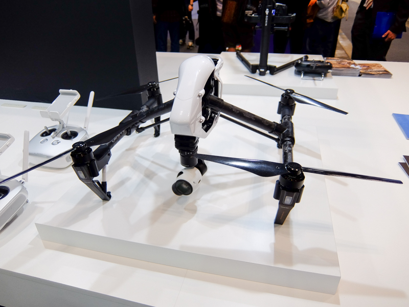 DJI「Inspire 1」。上位機種の「INSPIRE 1 PRO」は、マイクロフォーサーズシステム規格準拠のカメラ部「ZENMUSE X5」（単体でも販売）を搭載する。