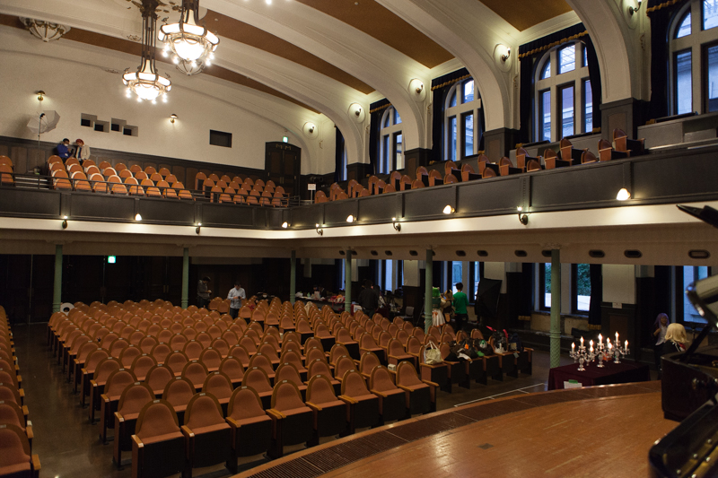 メインで使用された講堂。参加者は各所で撮影を楽しんだ。ステージのピアノも撮影に使用できる