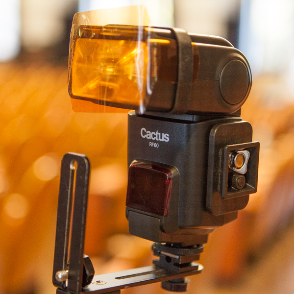 室内が電球色の照明のため、ストロボにはオレンジのフィルターを付け、カメラのWBを電球色に設定した