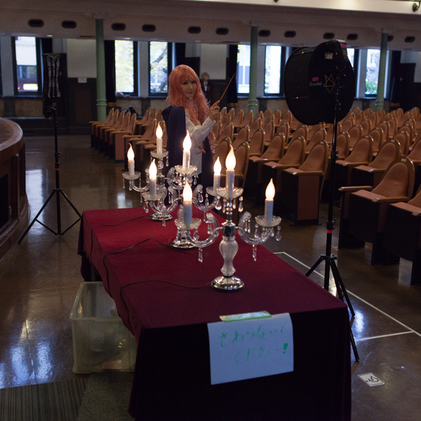 ストロボを照射しない状態。顔を適正露出にすれば背景や手前の電球が白トビしてしまう